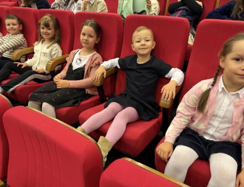 Wycieczka na&nbsp;spektakl teatralny “Calineczka”. Grupa 3